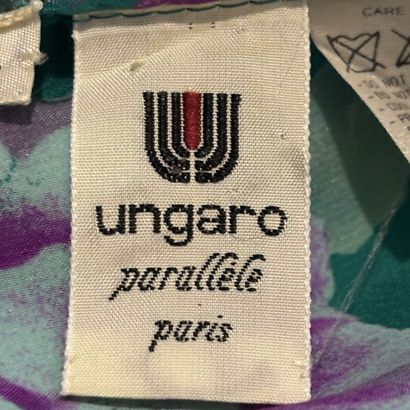 UNGARO Parallèle
Blouse en soie verte émeraude...