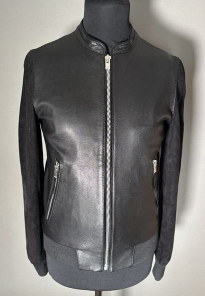 THE KOOPLES 
Veste en cuir noir. Manches...