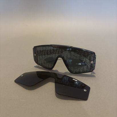 DIOR - Paire de lunettes de soleil masque...