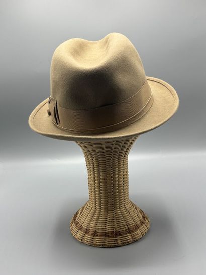 BATES
Chapeau en feutre beige. 
Taille approximative...