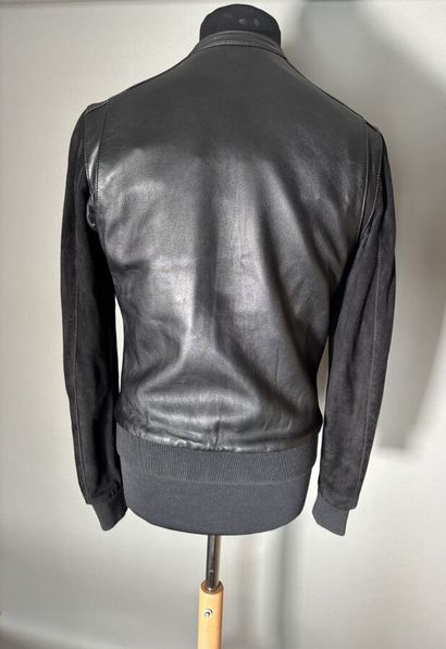 THE KOOPLES 
Veste en cuir noir. Manches...
