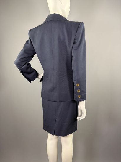 GIVENCHY LIFE - Tailleur jupe.

En laine...