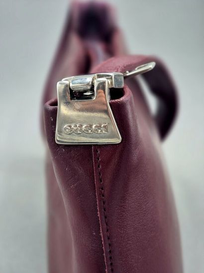 GUCCI 
Sac à main en cuir bordeaux, une anse,...