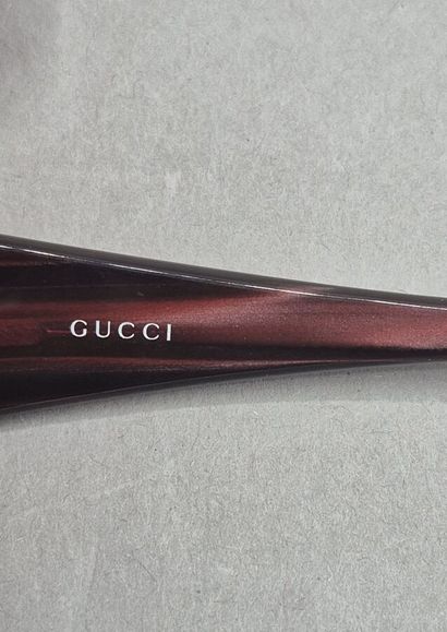 GUCCI 
Lunettes de soleil bordeaux, logo...