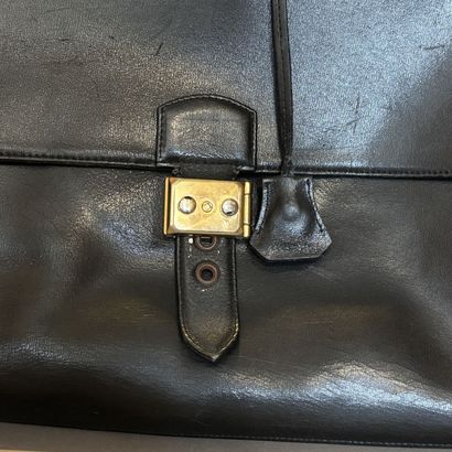 Sac à dépêche en cuir noir à double soufflet.
Tirette...