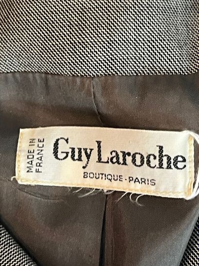 GUY LAROCHE - Lot de 2 tailleurs.

-Modèle...