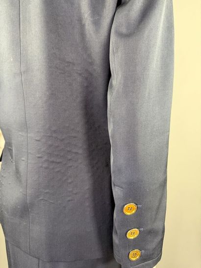 GIVENCHY LIFE - Tailleur jupe.

En laine...