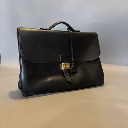 Sac à dépêche en cuir noir à double soufflet.
Tirette...