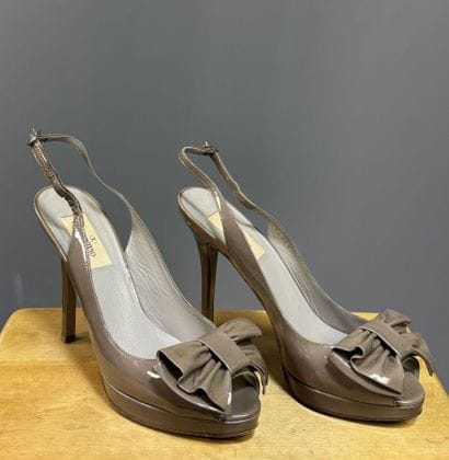 VALENTINO
Escarpin sling back en cuir vernis...
