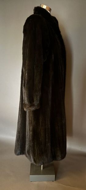 YVES SAINT LAURENT - Manteau de fourrure...