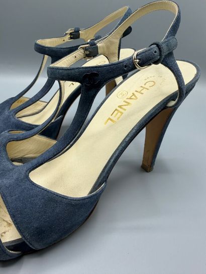 CHANEL - Escarpins d'été.

-Modèle en cuir...