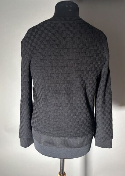 LOUIS VUITTON
Pull en coton noir à col rond...