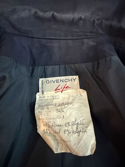GIVENCHY LIFE - Tailleur jupe.

En laine...