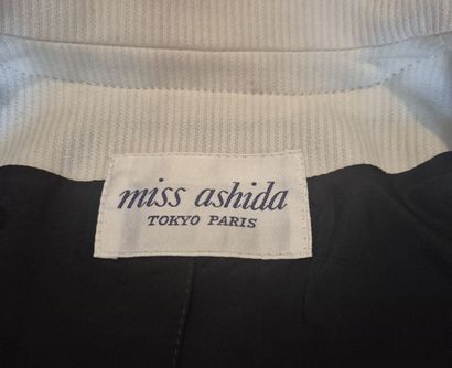MISS ACHIDA
Ensemble tailleur jupe. 
Veste...