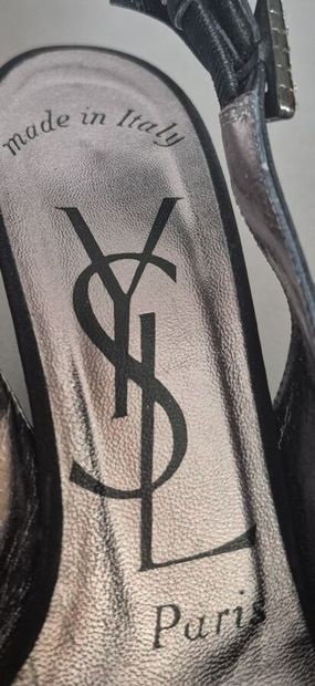 YVES SAINT LAURENT
Paire d'escarpin Sling...