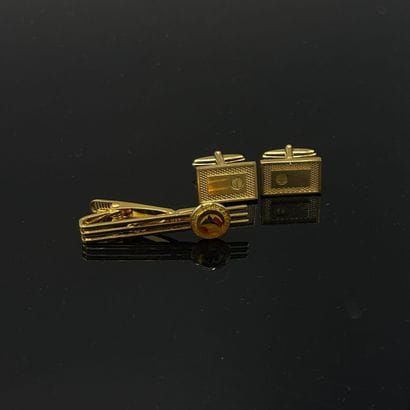 Paire de boutons de manchettes en métal doré...