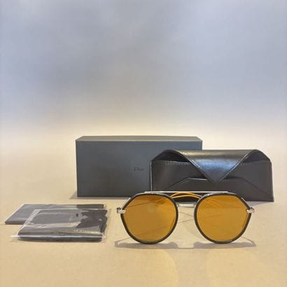 DIOR - Paire de lunettes de soleil à verres...