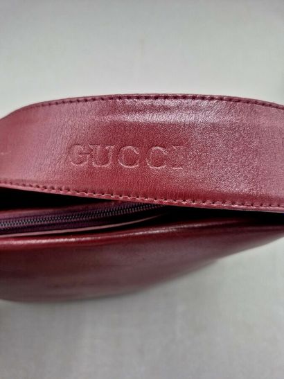 GUCCI 
Sac à main en cuir bordeaux, une anse,...