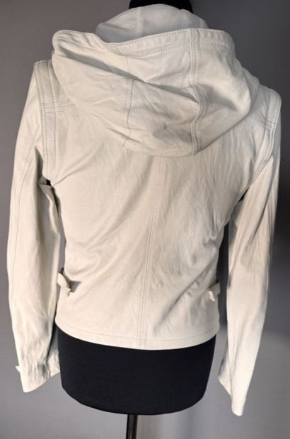 THIERRY MUGLER Paris
Veste en cuir blanche....