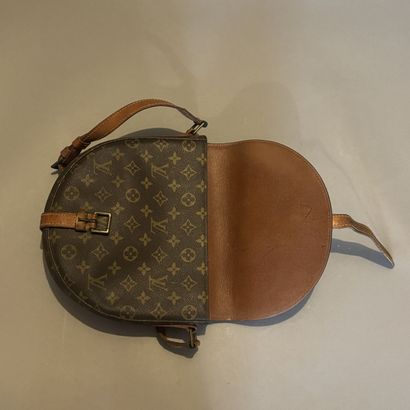 LOUIS VUITTON - Besace modèle Chantilly à...