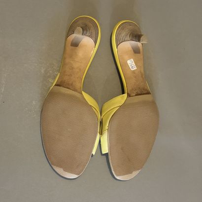 CELINE 
Paire de mule à talons jaune (usures)
Taille...
