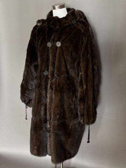 FENDISSIME - Manteau en fourrure marron.
Capuche...