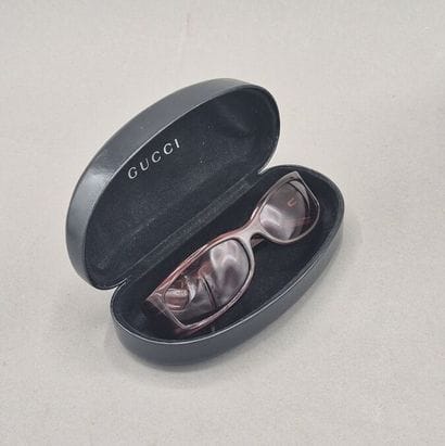 GUCCI 
Lunettes de soleil bordeaux, logo...