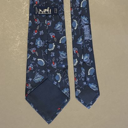 HERMES - Cravate en soie bleue à motif floral....