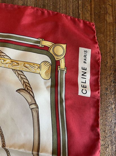 CELINE 
Carré en soie rouge et blanc à motif...