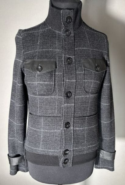 PAOLO PECORA
Veste courte en laine grise...