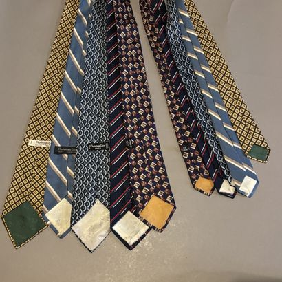 DIOR - Lot de cinq cravates en soie : 
-...