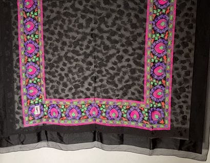 YVES SAINT LAURENT
Foulard en soie noire...