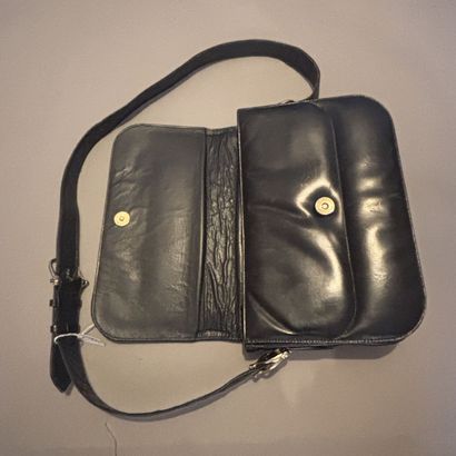 Sac à bandoulière réglable en cuir noir....