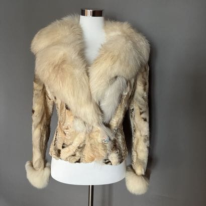 Veste courte en fourrure blanche et beige...