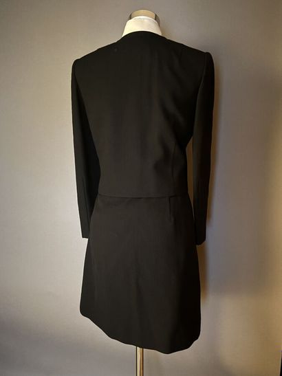 MISS ACHIDA
Ensemble tailleur jupe. 
Veste...