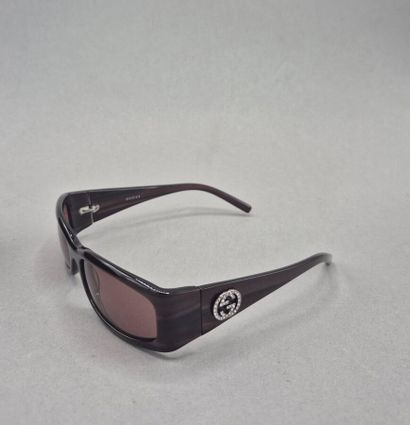 GUCCI 
Lunettes de soleil bordeaux, logo...