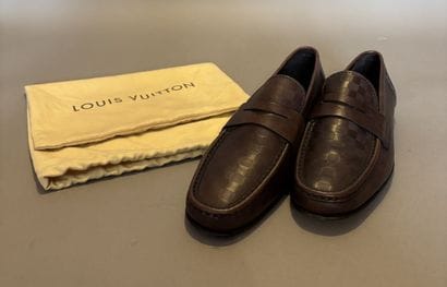 LOUIS VUITTON - Paire de mocassins marron...