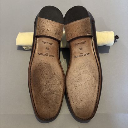 LOUIS VUITTON - Paire de mocassins marron...