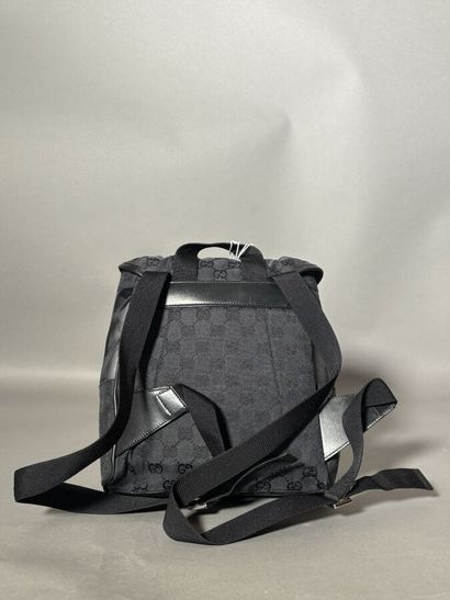 GUCCI
Petit sac à dos en toile monogramée...