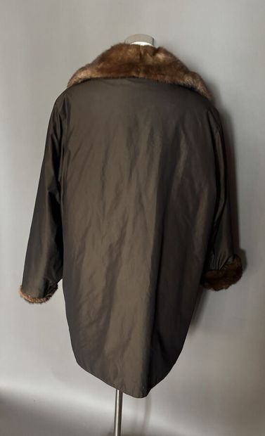Manteau long marron doublure en fourrure.
Fermeture...