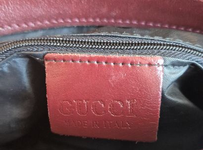 GUCCI 
Sac à main en cuir bordeaux, une anse,...