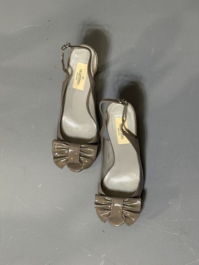 VALENTINO
Escarpin sling back en cuir vernis...