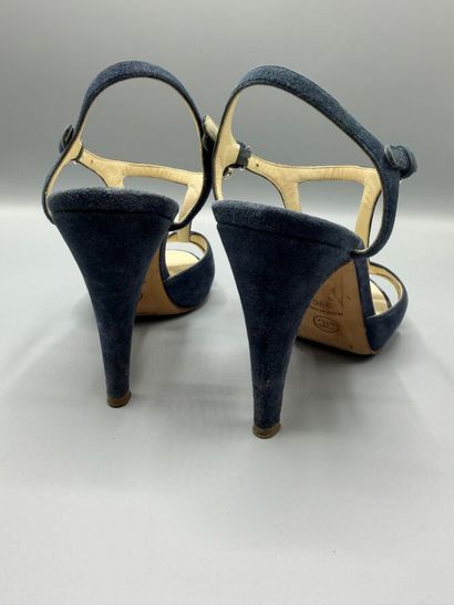 CHANEL - Escarpins d'été.

-Modèle en cuir...