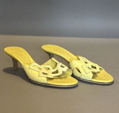 CELINE 
Paire de mule à talons jaune (usures)
Taille...