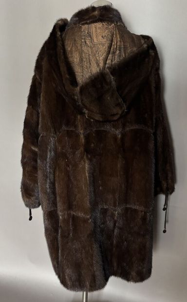 FENDISSIME - Manteau en fourrure marron.
Capuche...