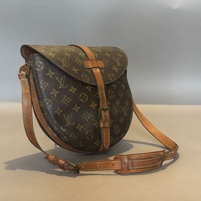 LOUIS VUITTON - Besace modèle Chantilly à...