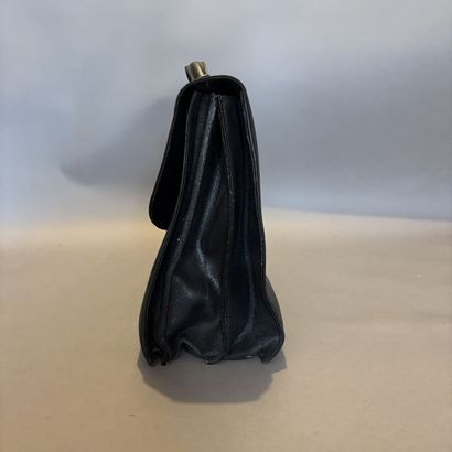 Sac à dépêche en cuir noir à double soufflet.
Tirette...