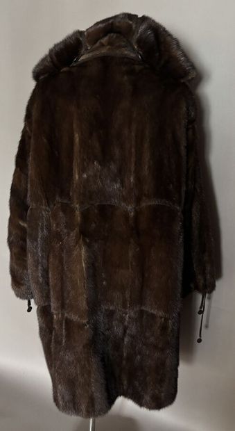FENDISSIME - Manteau en fourrure marron.
Capuche...