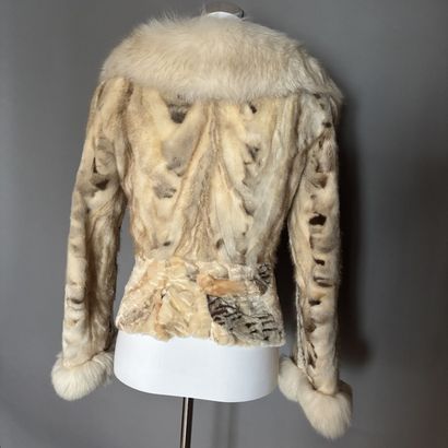 Veste courte en fourrure blanche et beige...