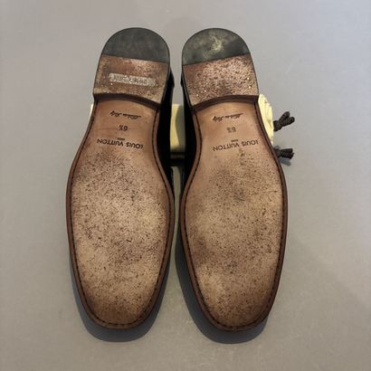 LOUIS VUITTON - Paire de mocassins noir à...